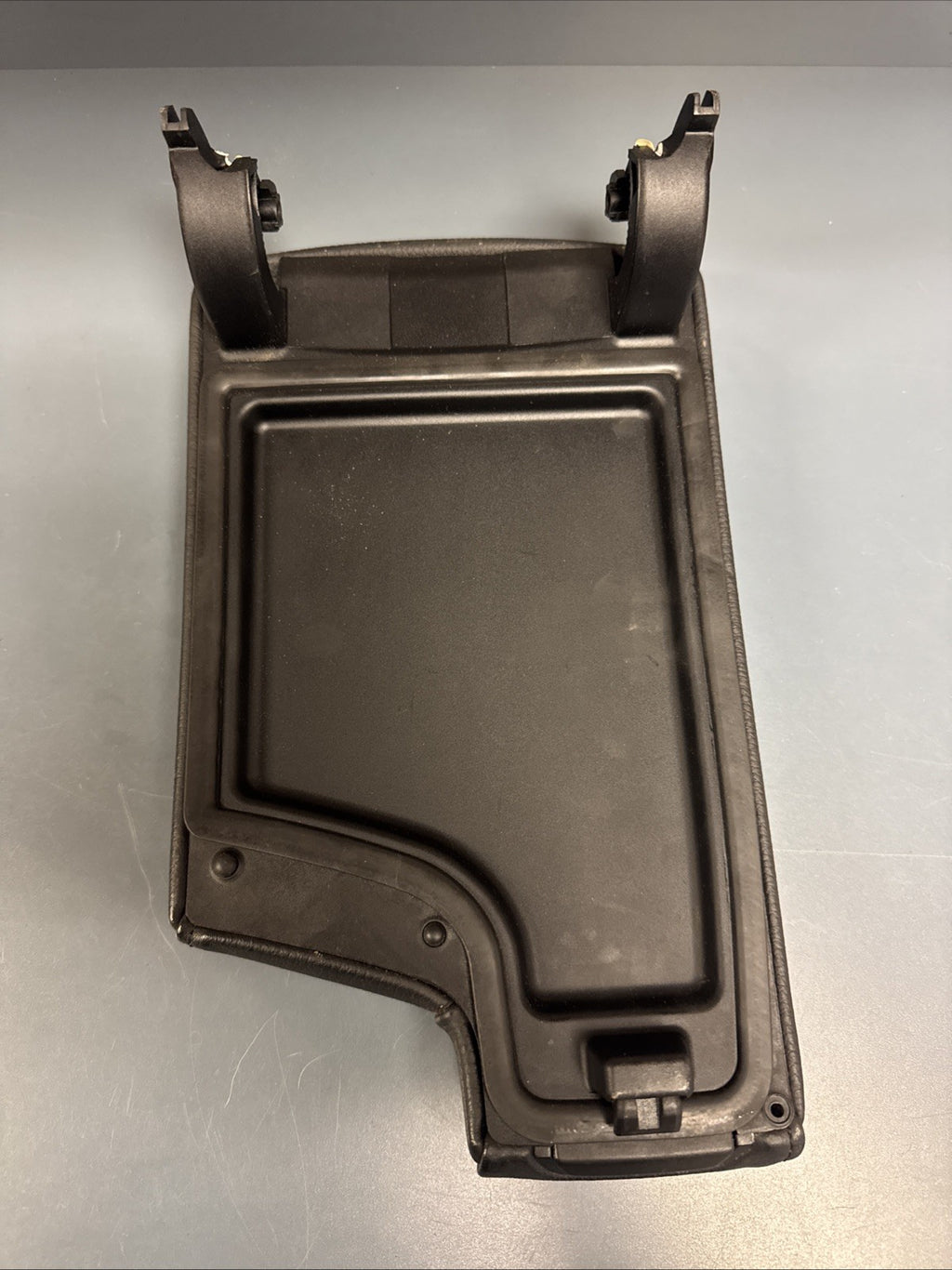 BMW 06-13 E90 E91 E92 E93 CENTER CONSOLE  BLACK LEATHER ARMREST OEM 7147208