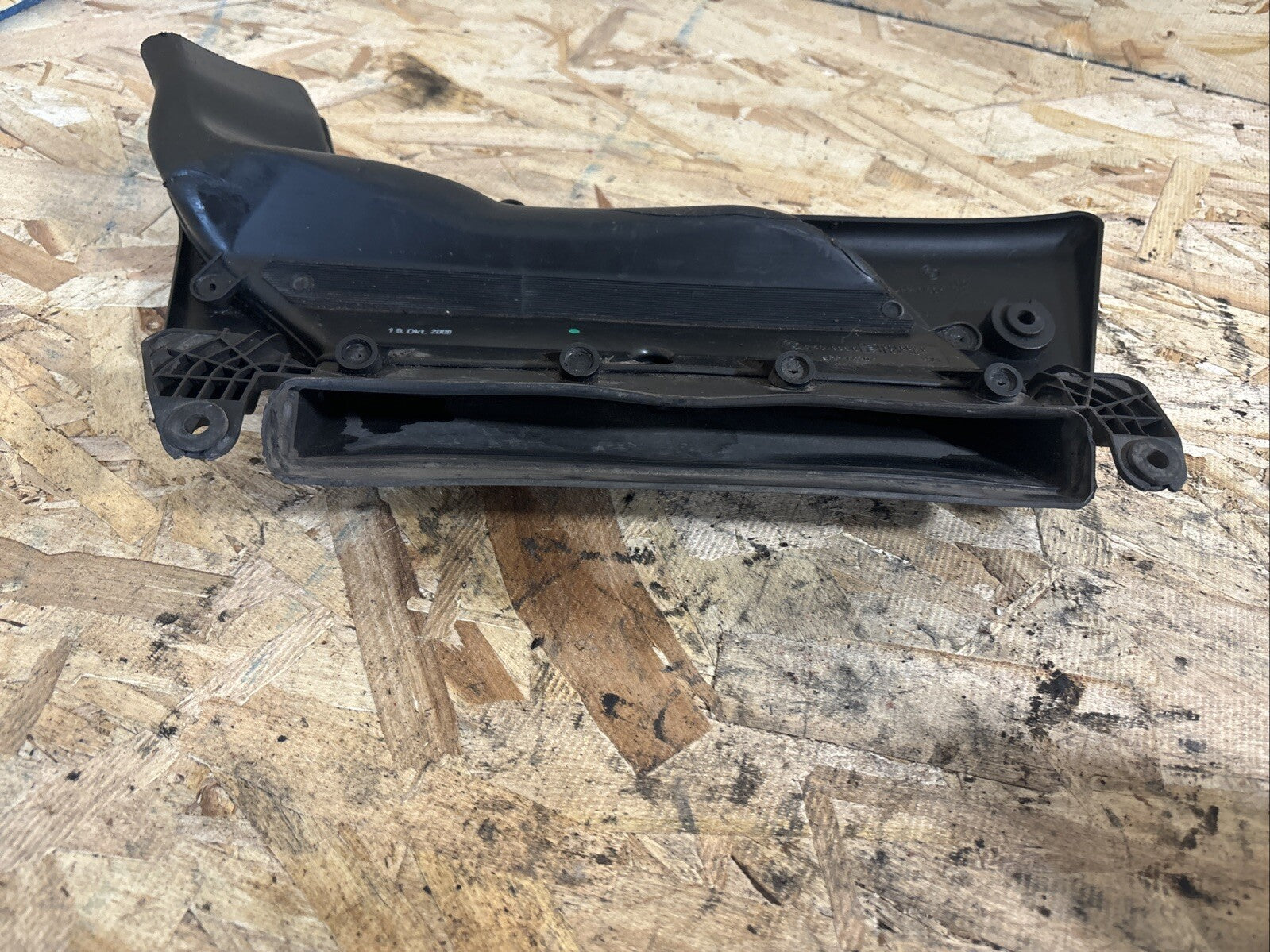 2001-06 BMW E46 330 325 TOP AIR INLET DUCT COVER  7501988