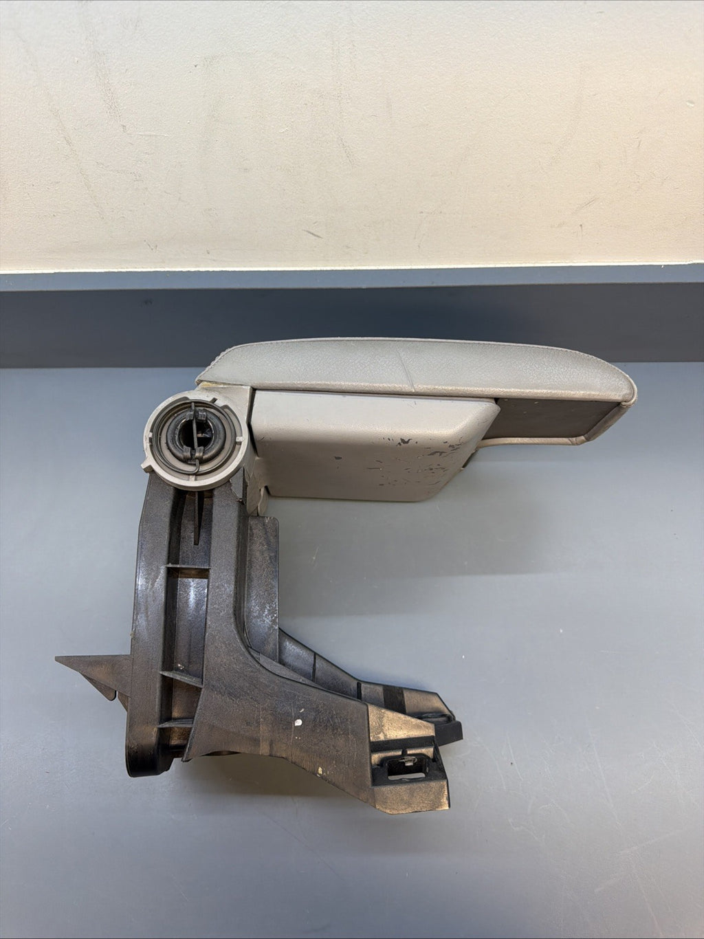 BMW E46 2 DOOR 4 DOOR  CENTER CONSOLE ARMREST STORAGE LEATHER GRAY 8213678