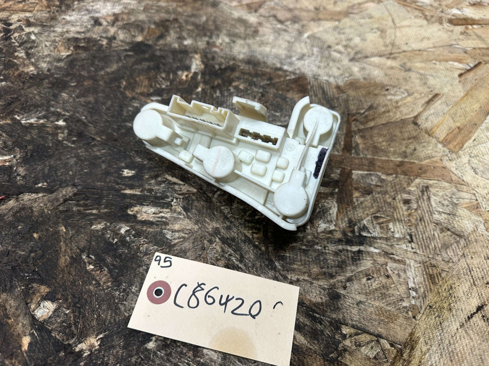 BMW 06-08 E90 PRE LCI RIGHT/PASSANGER SIDE TAILLIGHT BULB HOLDER OEM 6937474