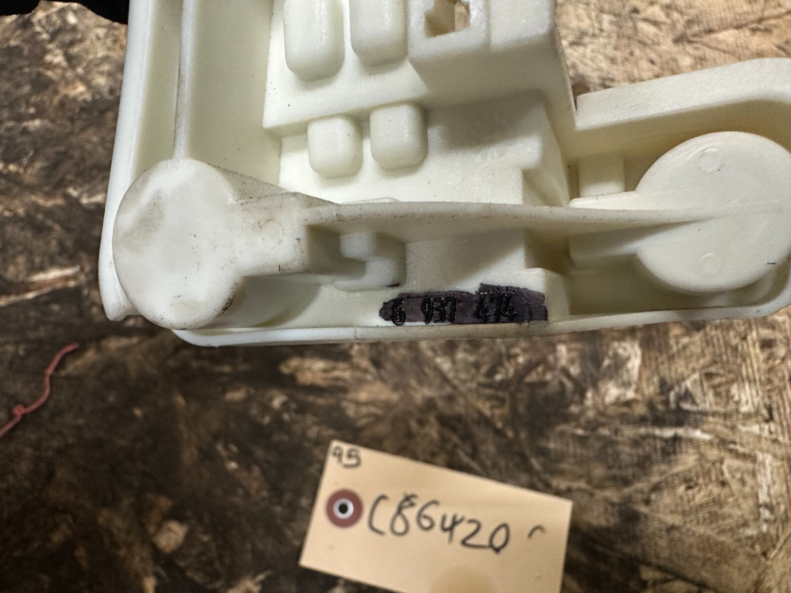 BMW 06-08 E90 PRE LCI RIGHT/PASSANGER SIDE TAILLIGHT BULB HOLDER OEM 6937474