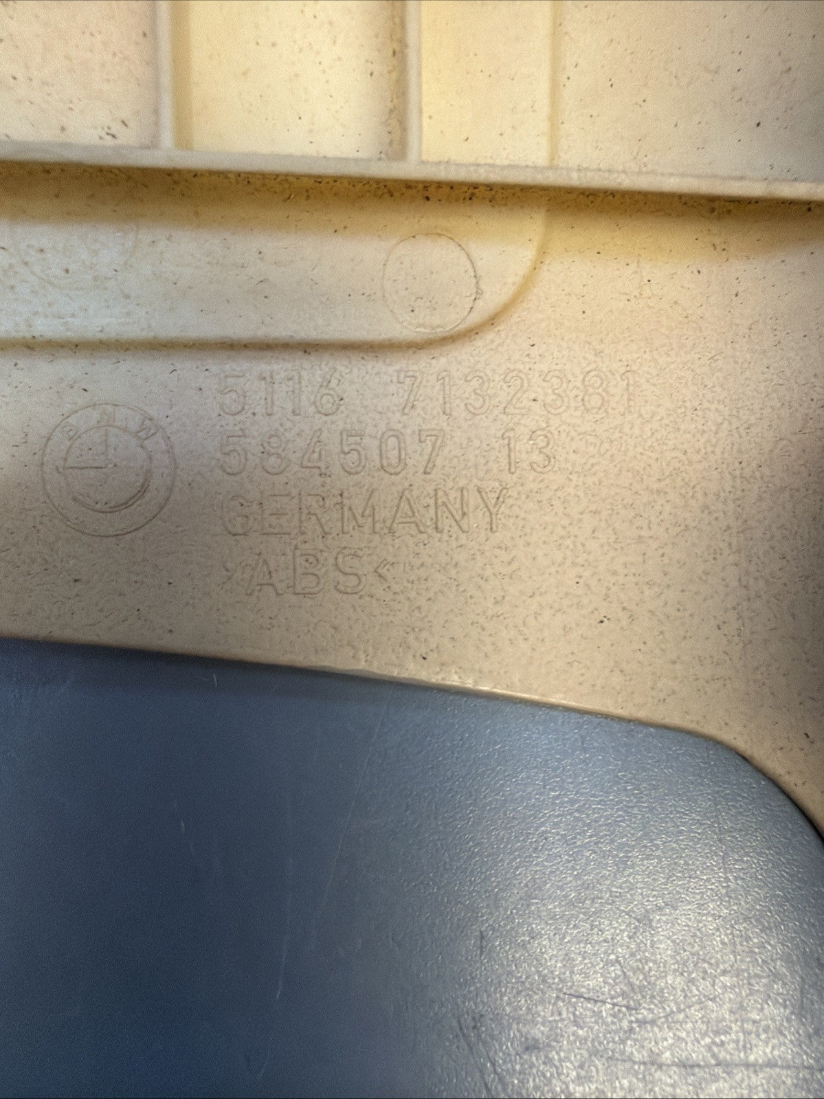 BMW 3 E90 E91 Rear Center Console Trim With Vent Grill Covering Tan 7132381