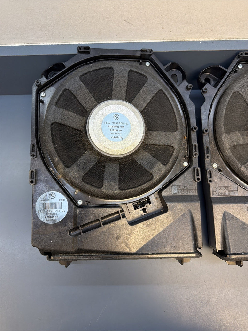 08-13 BMW E92 E90 3 SER FRONT LEFT & RIGHT HI-FI SUBWOOFER SET 9143143 9143144