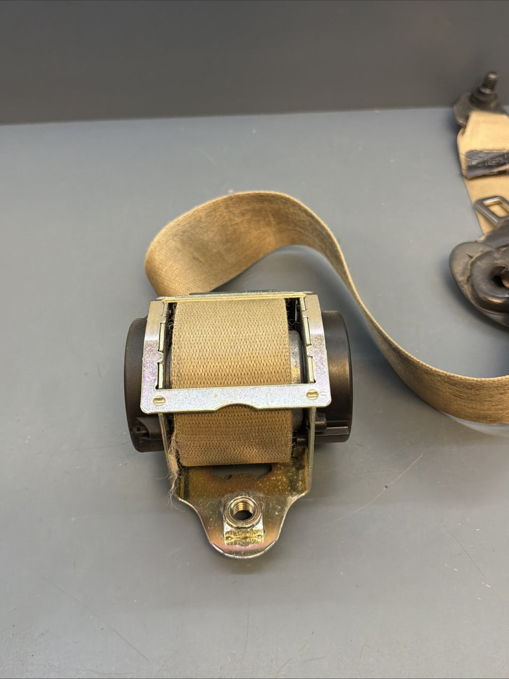  BMW 04-10 E60 5 SERIES BEIGE/TAN LEFT DRIVER SEAT BELT RETRACTOR OEM 601629800D