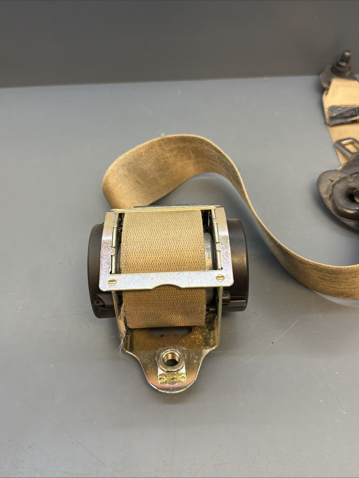  BMW 04-10 E60 5 SERIES BEIGE/TAN LEFT DRIVER SEAT BELT RETRACTOR OEM 601629800D
